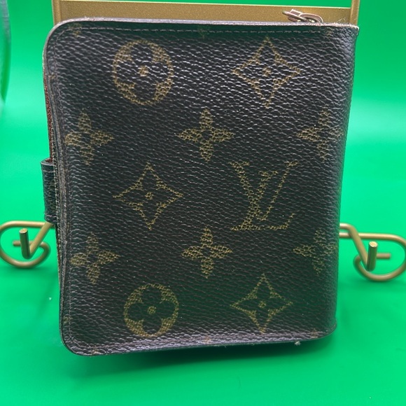 Louis Vuitton Embossed Mens Wallett - Picture 3 of 12